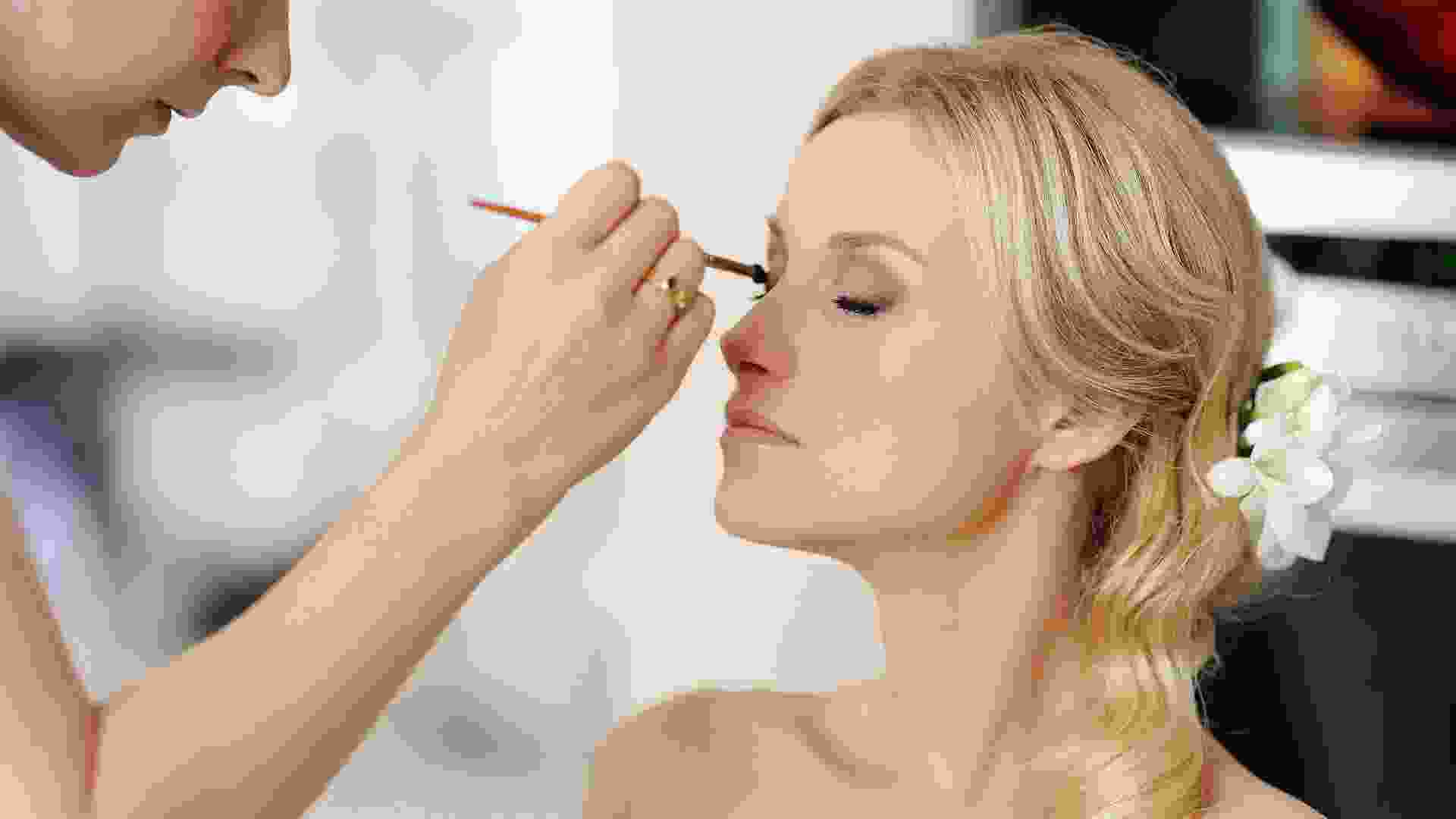 Touching up the eyelashes Touching up the eyelashes